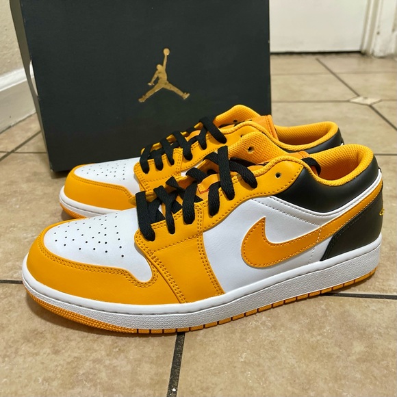 Men’s AIR JORDAN 1 LOW - Picture 5 of 8
